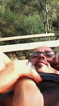 Ariana Jollee ve Jamie Elle sert sikiliyor, yarak paylaşıyor ve döl yutuyor