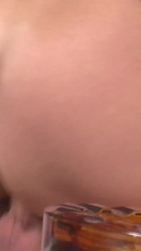 Niemiecka macocha dostaje nieoczekiwaną wizytę napalonego pasierba, który nie zawiera seksualnych pragnień i przykleja ją głęboko