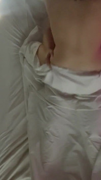 女同性恋者在床单下避难，最后在黑暗中抚摸她们的欲望