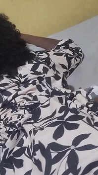 Stiekem kijkend naar mijn stiefzus die in haar slaapkamer geen broek of beha draagt voor examen. Ony een grote jurk