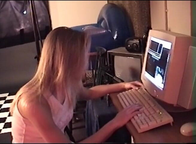 Flash Model Amateurs: Тинка трахает себя пальцами по спине