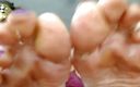 Long Toe Sally Big Buns: Spocone i naoliwione stopy z bliska