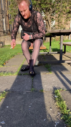 Ava Maxwell: Ava Maxwell Pertunjukan Shoeplay dan Kaki Di Taman Awam Ava...