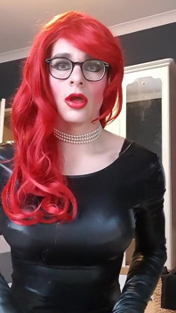 Você gosta do traje de hoje da mestra? Se eu te pegar se tocando, terei que puni-lo, boba