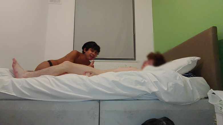 LeoTeenLatinos: Siswi rambut oranye ini selingkuh dari pacarnya sama cowok kembar...