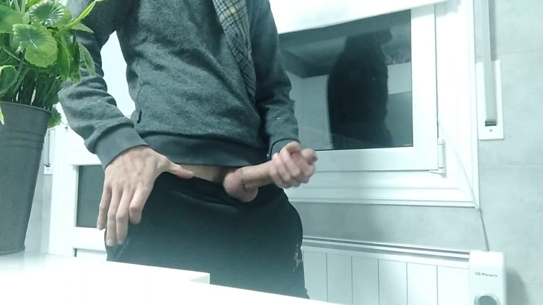 Elvissc: Ragazzo con un cazzo grosso con la sua sciarpa, ha...