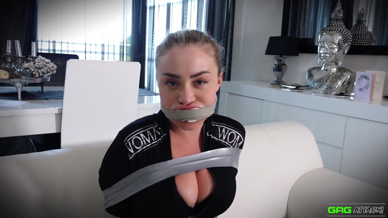 Gag Attack: Aubrey - pita jumpsuit perhambaan