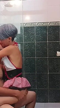 Meine geile stiefschwester putzt das badezimmer, sie wartet nicht auf mich, um das baden zu beenden