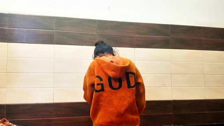 Shivanibaby: 处女继妹的阴户啪