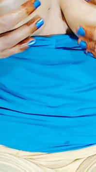 Em Vídeo Chamada Ao Vivo, Camgirl Mostrando Peitos E Buceta