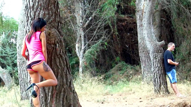 Wild outdoor milfs: Une salope brune mature chevauche une bite sauvage sur la...