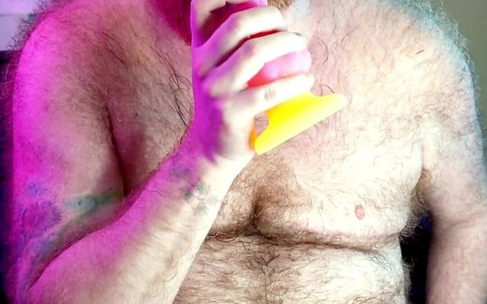 RonBeastlyFTM: おもちゃを枕に縛り付けて乗れるようにしたんだけど、すごく激しく潮吹きしちゃったよ!