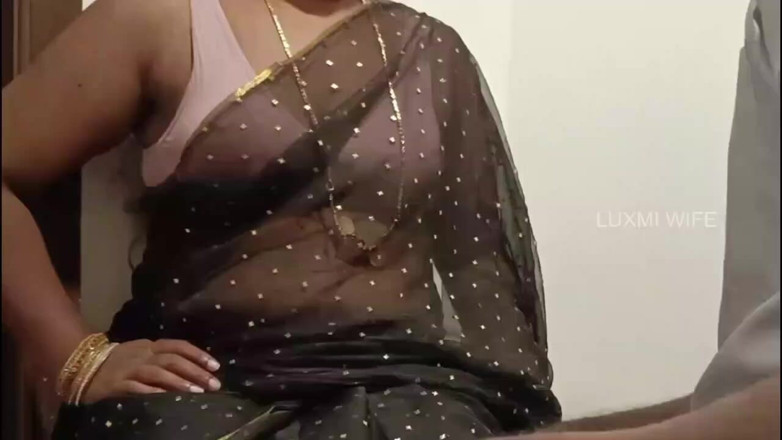 Luxmi Wife: डॉक्टर सेक्सी साड़ी में महिला मरीज को चोदता है -1