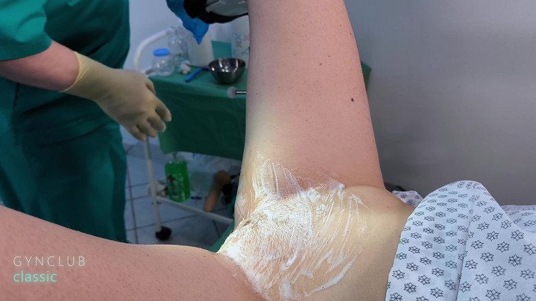 Medical fetish studio gynclub: Jinekoz masasında tıraş
