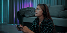 Parasited: Parasited - Jia Lissa mengongkek otak daripada kawan gamernya Tiffany Tatum
