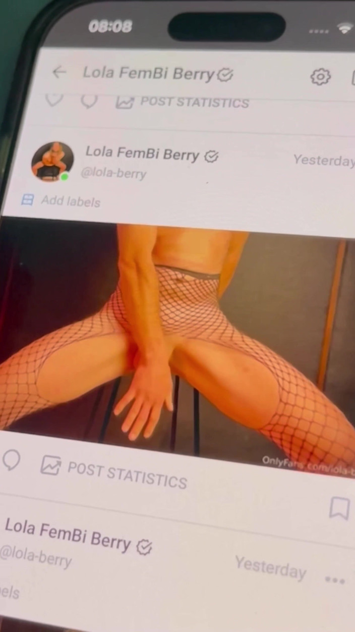 Fem Bi: Zie mijn sexy kont en voeten