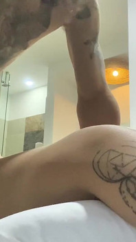 마사지를 부탁하는 라틴계 새엄마, 내 자지를 줘!