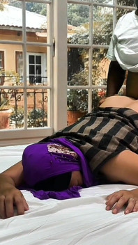 창가에서 이웃이 지켜보는 동안 섹스하는 진짜 남편과 마누라