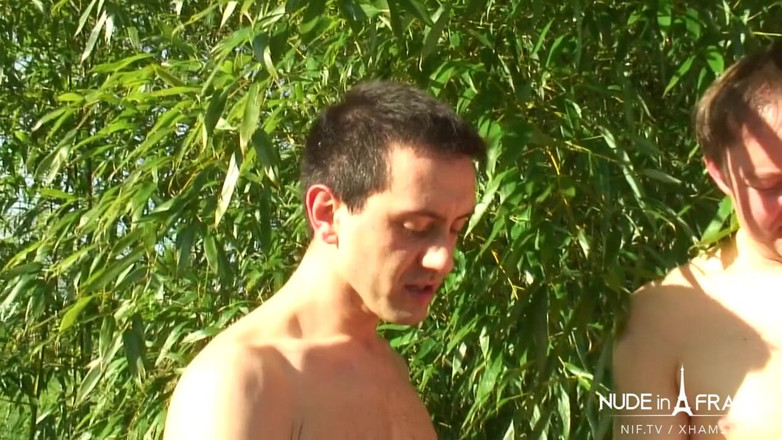 Nude in France: Две возбужденные молодые французские шлюшки получают групповую секс-вечеринку на улице