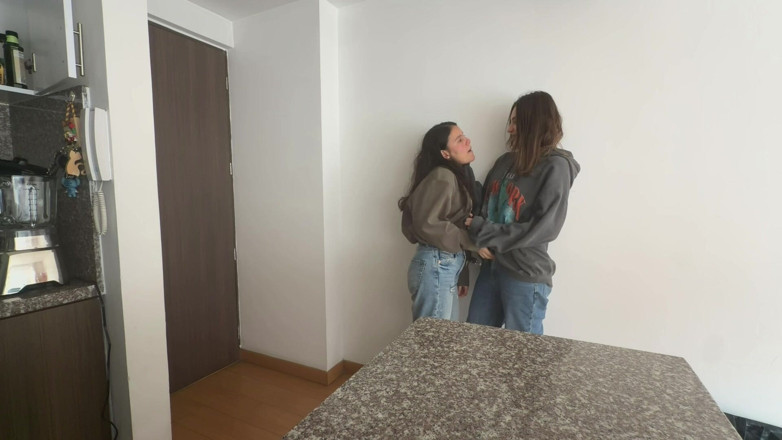 scarlettandc: Lesbijka dominuje nade mną przed pracą