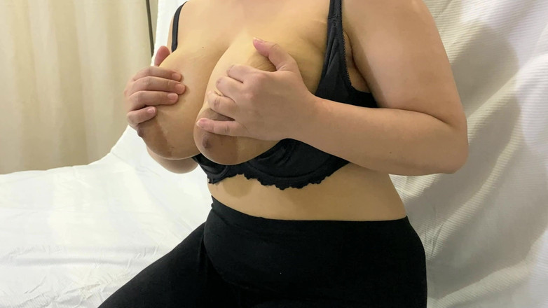 Faustina Pierre: Krásná nadržená dívka v černé podprsence si líže bradavky a poskakuje...