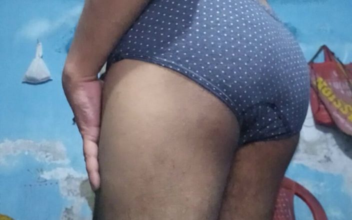 Lustyizlife: 欲火中烧的印度青少年男孩穿着他继妹的胸罩和内裤，一边撸管和抚摸