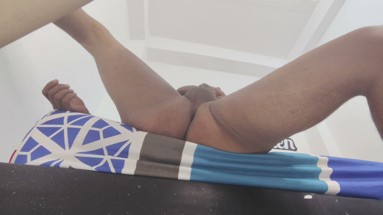 AngyAmazon: Limpiando la polla flaca de mi toro después de que...