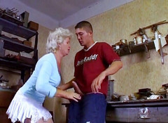 Gilfy Pleasure: 엉덩이에 따먹히는 백마 란제리의 음란한 할망구