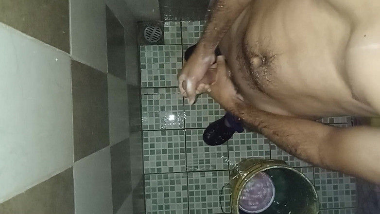 Cute boy jerks off: Guy Takes Pleasure in the Bath for His Wife to...