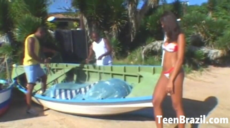 Teen Brazil: Гаряча бразильська тінка займається міжрасовим сексом утрьох