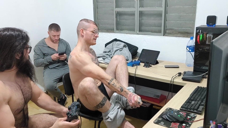carmonaoficial: 3 Heteros Playing Naked