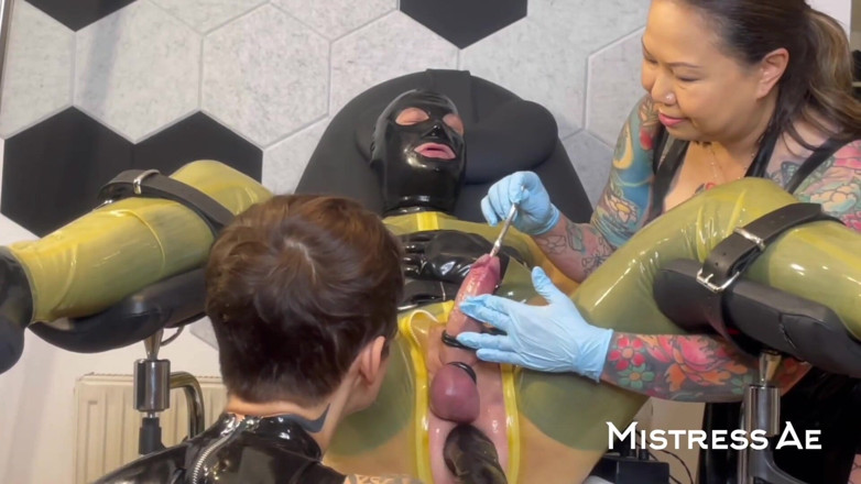 MistressAe: Brzmiące i rozciągające anal podwójne domme w lateksie z Madame...
