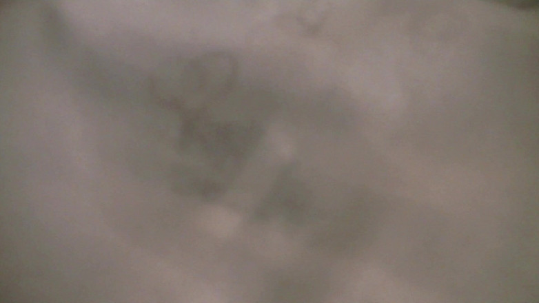 Mark Hannes: Masturbazione di una gobba nuda nel letto dell'hotel