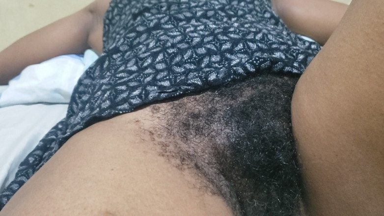 Lovemina: Strakke kut close-up creëert een verleidelijke fantasie 's avonds laat, gevuld...