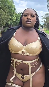 Orta yaşlı seksi kadın domalarak sikiliyor