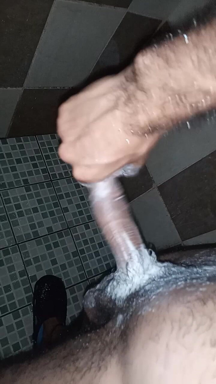 Cute boy jerks off: Chlapec masturbuje při poslechu čínské hudby v koupelně