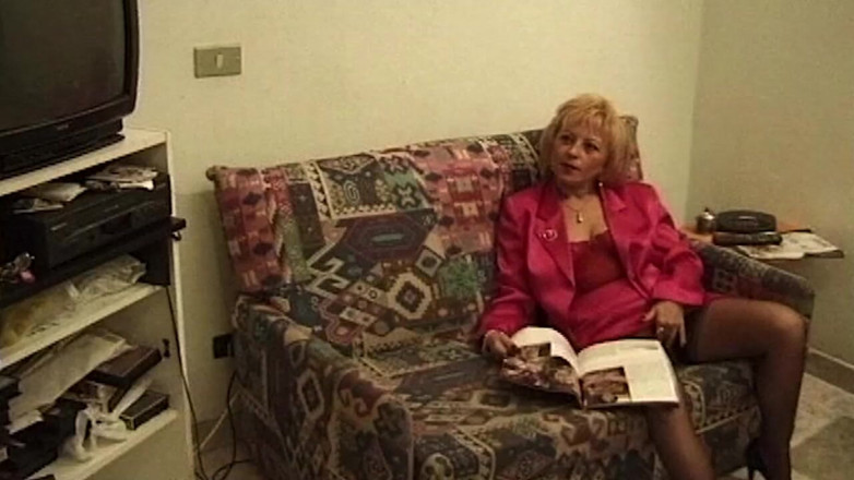 Bangora MILFs: Una miLF arrapata fa deepthroats e cavalca selvaggiamente un grosso...