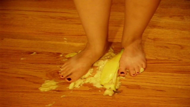 Sexy Amateurz: Crushing food with feet