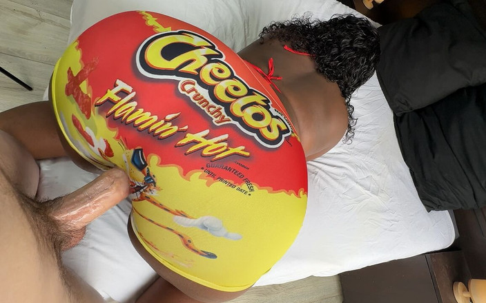 BootyClapper187: गोरे लड़के को अपनी तंग योग पैंट में छेद के माध्यम से काली लड़की को चोदना पड़ता है