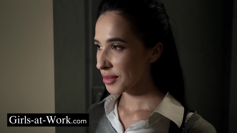 Girls At Work: Nos banheiros do instituto