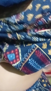 Une belle bhabhi desi indienne montre ses seins et se fait baiser