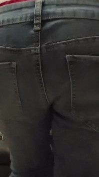 Jeans deslizando para baixo expondo calcinha rosa e bunda