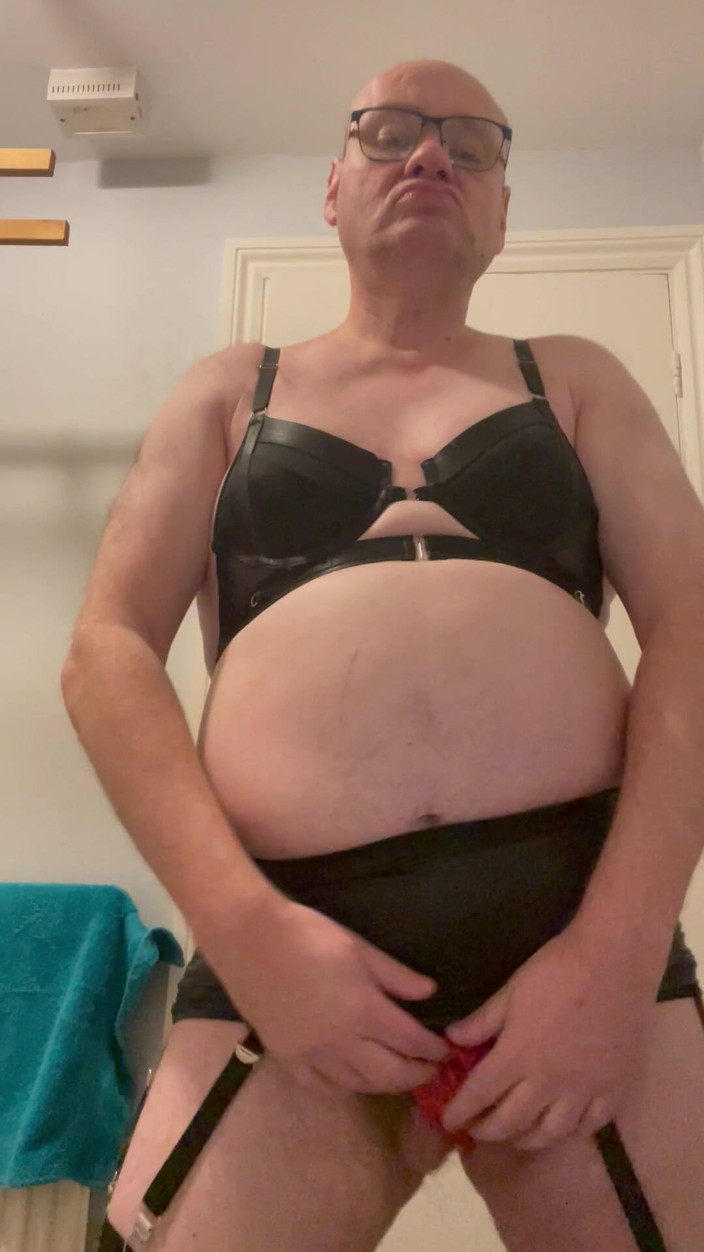 Ancient456: Edepsiz eşcinsel travesti siyah sutyenle seviyor