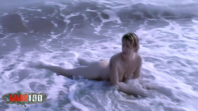 MMM100: Tigra: Loira se tocando à beira da praia