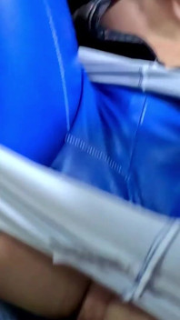 Blue Leather Stydké pysky & Downjacket fetiš nedbalý orál, plivání a stříkání na oblečení