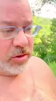 Mój przyrodni tata strażak dobrze się bawi, podczas gdy filmuję go spermę