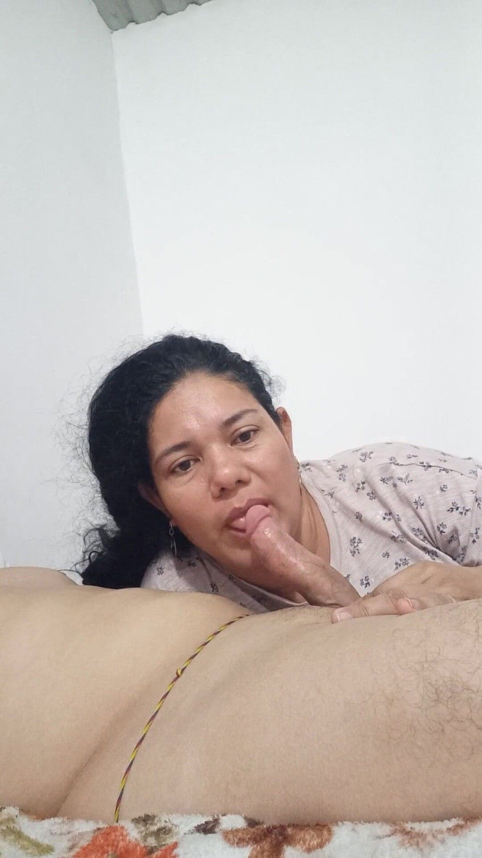 Valkyrieandluigy: Жена сосет член в сосках