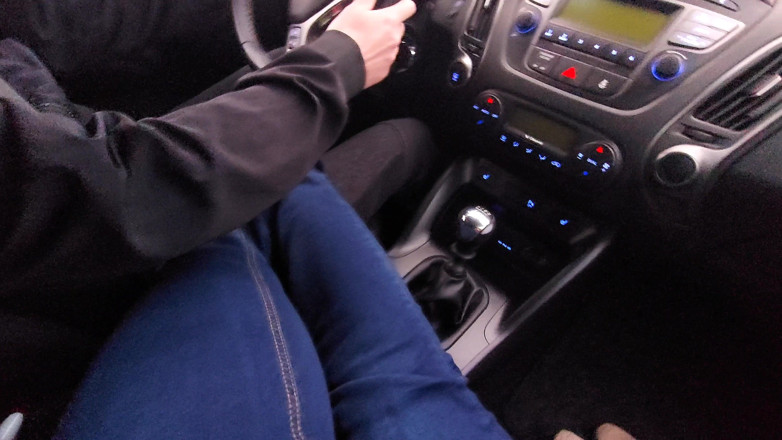 Step Mommy: Mamă sexy amatoare în blugi și șosete din nailon oferă unui șofer de taxi...
