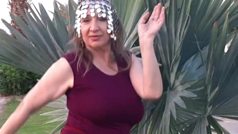 MariaOld: Hete oma schudt enorme tieten in oosterse stijl