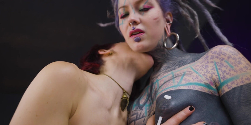 Miss Flora: Lotta con i cuscini e divertimento lesbico con anuskatzz